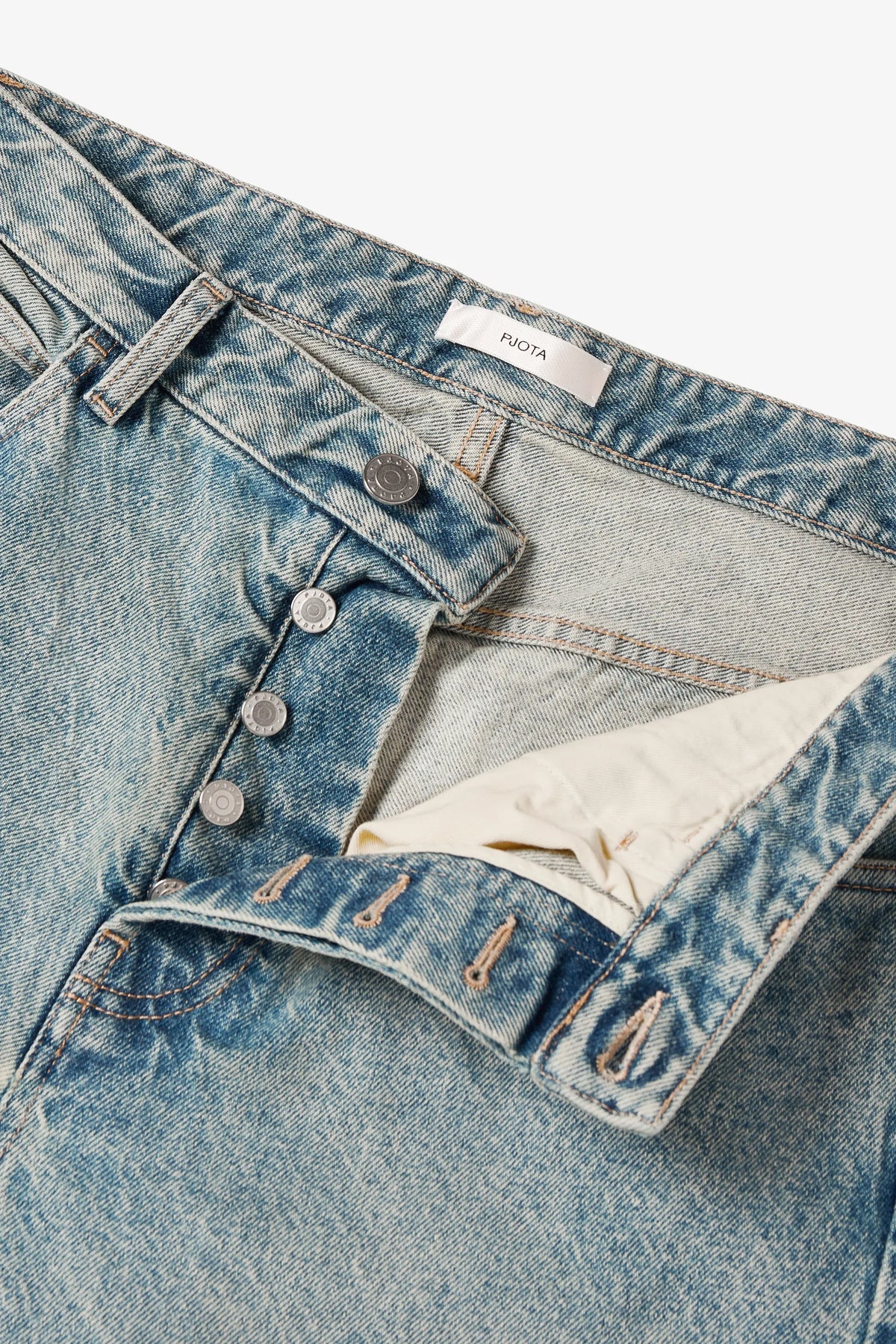 
Tom Straight Jean in light wash — detail view